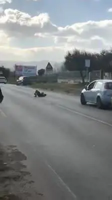 Teramo, nigeriano si spoglia e blocca la strada