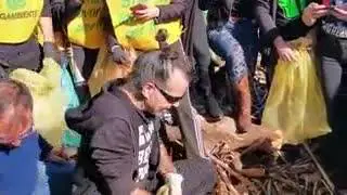 Pierò Pelù pulisce la spiaggia con gli attivisti di Legambiente