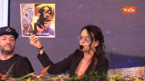 Gessica Notaro mostra foto di Junior Cally: “Lui usa maschera per idolatrare la violenza, io contro”