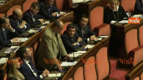 Striscione della Lega durante il question time di Conte in Senato