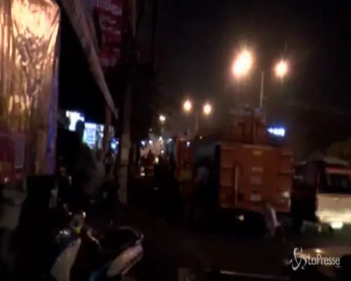 Thailandia, strage al centro commerciale: la gente in fuga