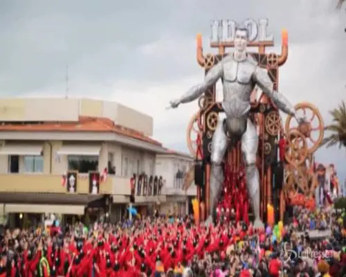 Viareggio, Miss Italia accende il secondo corso del Carnevale