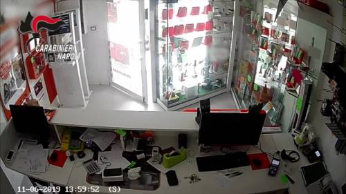 Le immagini della rapina nel negozio di telefonia di Quarto