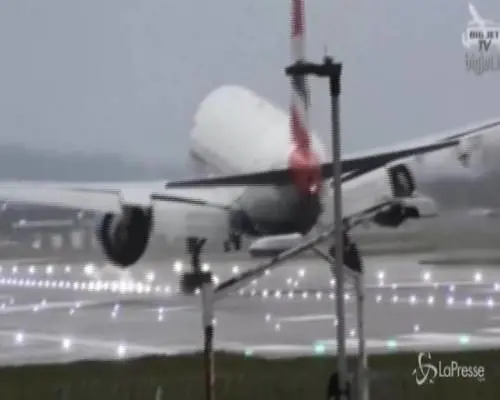 Heathrow, l'aereo sferzato dal vento fatica ad atterrare