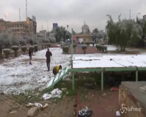 Iraq: neve a Bagdad dopo 10 anni, la gioia dei bambini per strada