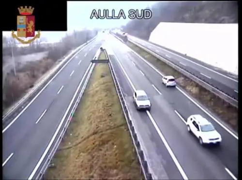 Novantenne contromano in autostrada