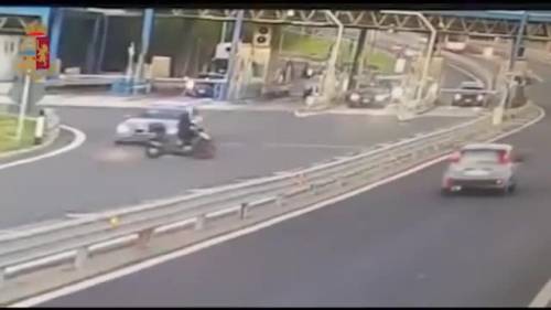 Con la moto senza casco scappa contromano dalla polizia
