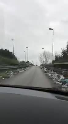 Le immagini dei rifiuti abbandonati sulle strade statali napoletane e casertane