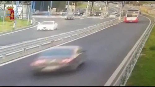 Le immagini del centauro che senza casco va contromano in Tangenziale