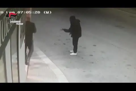 Rapinatore in azione dentro un edicola di Trapani