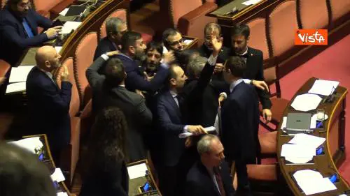 Bagarre in Aula, Senatore M5s prova a raggiungere banchi della Lega, un collega leghista lo caccia