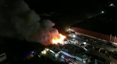 Le immagini del terribile incendio nel deposito di rifiuti di Acerra