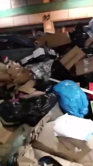 I cumuli di rifiuti abbandonati nel piano interrato del Centro direzionale