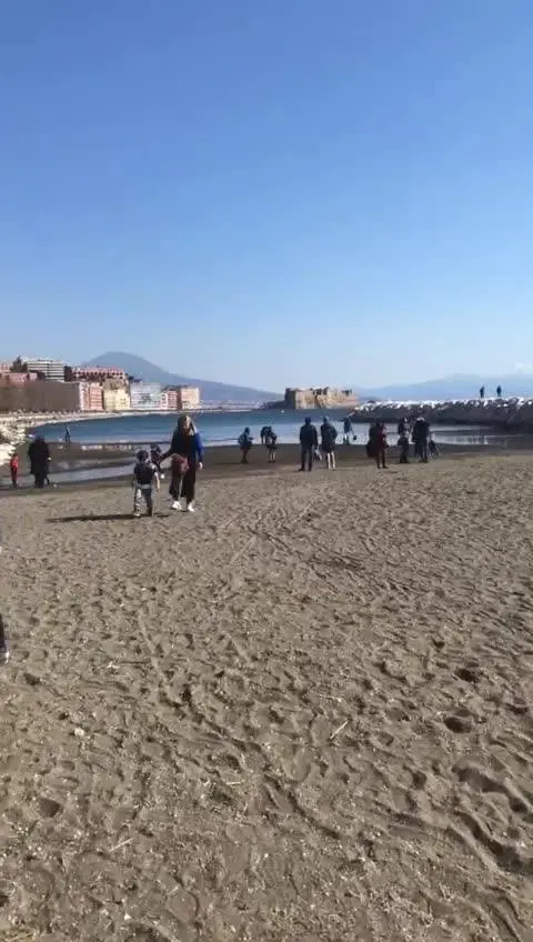 Le immagini choc dei bambini che giocano in spiaggia tra le siringhe dei tossici