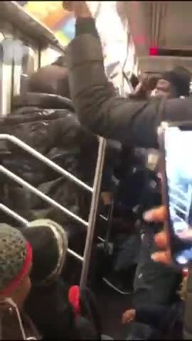 New York, tirano fuori un coltello durante una rissa: paura in metropolitana