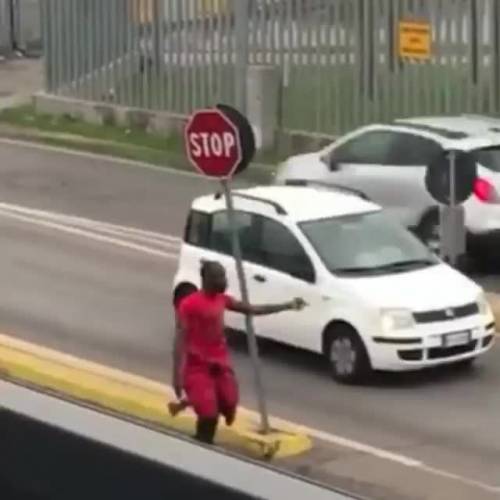 Castiglione delle Stiviere, il nigeriano contro gli automobilisti