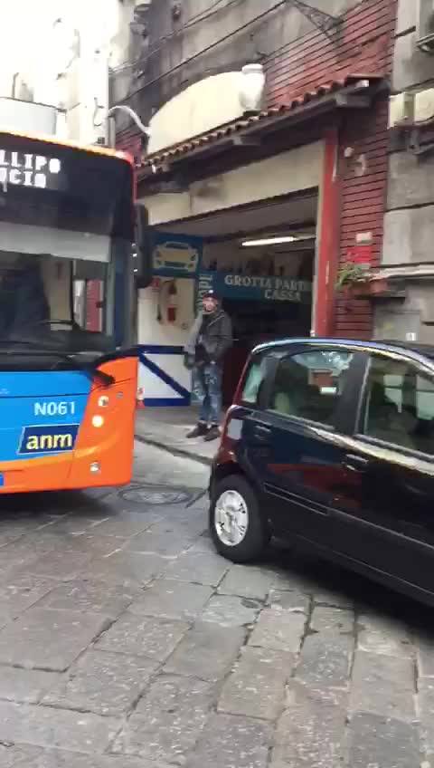 Un autobus di linea bloccato dalla sosta selvaggia a Napoli