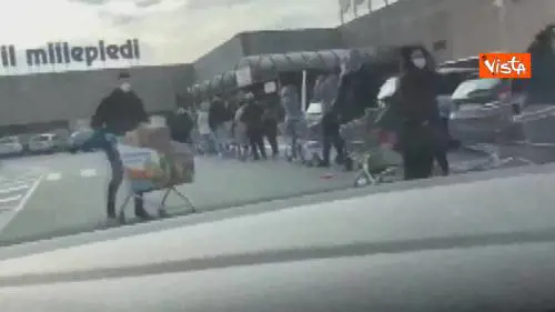 Coronavirus, lunghe code e scaffali svuotati nei supermercati lombardi