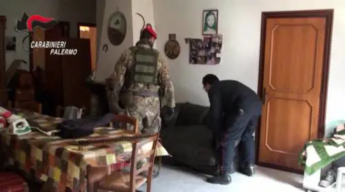 Il blitz dei carabinieri, nel casolare scoperto arsenale