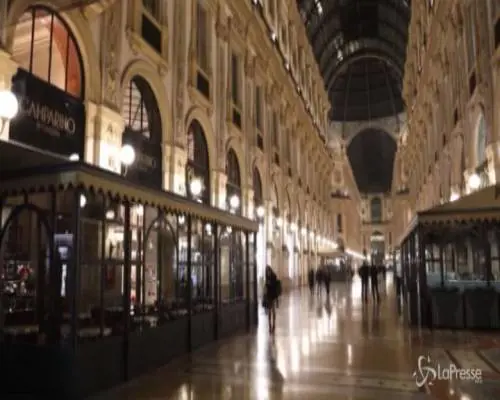 Milano, la prima serata con il "coprifuoco": strade deserte
