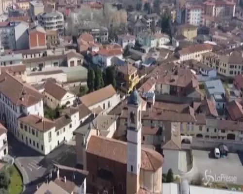 Coronavirus: drone sopra Casalpusterlengo, strade deserte e posti di blocco