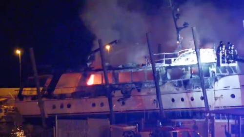 Un'imbarcazione in fiamme al Porto Vecchio di Sanremo