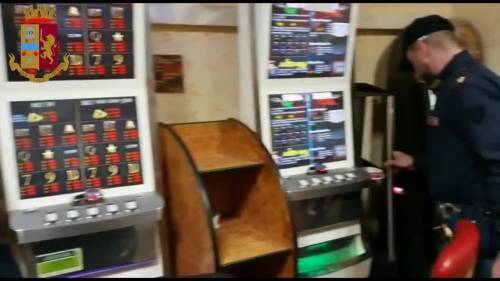 Slot machine abusive in un locale: sotto indagine i due gestori