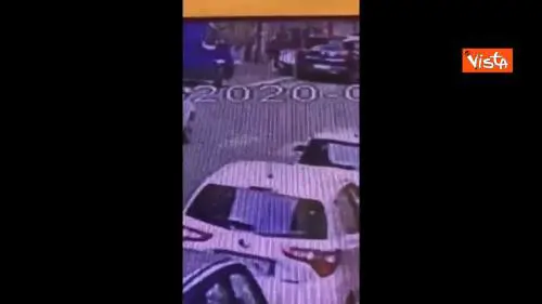 Abbandona il figlio a Roma Termini e scappa, le immagini