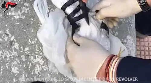 Droga e armi nascoste nella sabbia: così i criminali volevano fregare i carabinieri