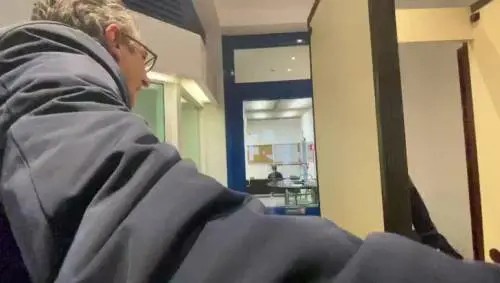 Max Bastoni consegna la pizza al consolato francese