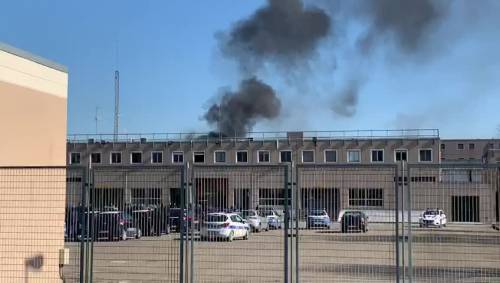 Modena, una colonna di fumo sale dal carcere