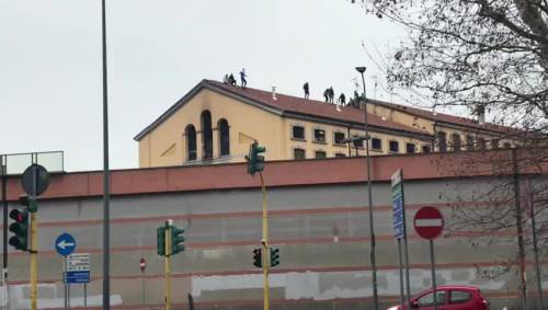 Milano, la rivolta nel carcere di San Vittore: detenuti sul tetto