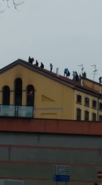 Milano, rivolta a San Vittore: carcerati in protesta sul tetto
