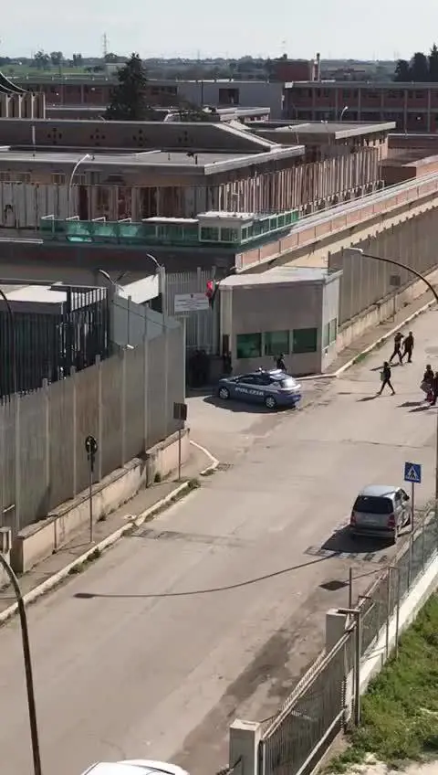 Coronavirus, la fuga dei detenuti dal carcere di Foggia