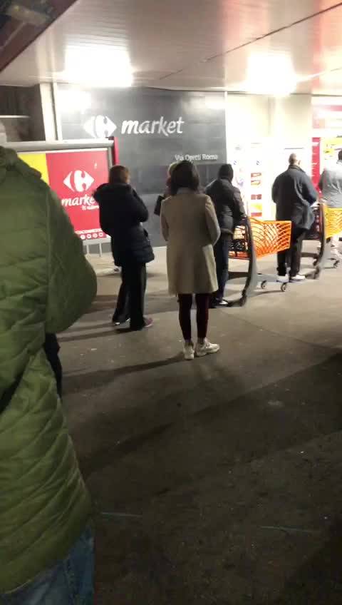 Decine di persone in coda in un supermercato notturno della Capitale