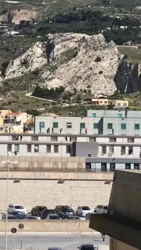 Trapani, detenuti sui tetti