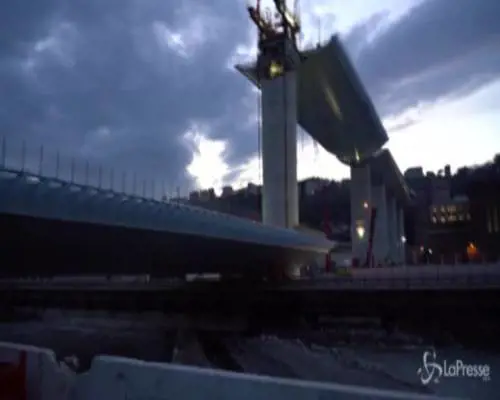 Il cantiere del Nuovo Ponte di Genova non si ferma: sollevata la grande campata centrale