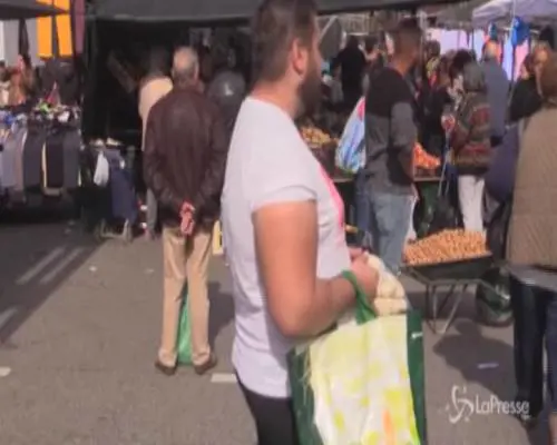 Coronavirus, anche a Madrid presi d'assalto supermercati e mercati