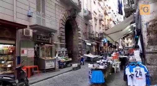 Strade deserte e negozi vuoti: Napoli al tempo dell’emergenza coronavirus 