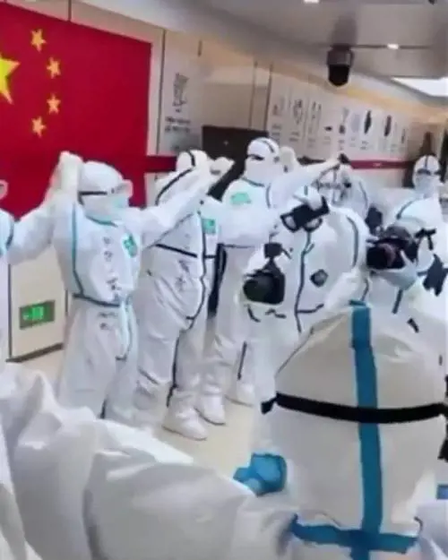 Wuhan, in ospedale si festeggia l'ultimo paziente dimesso