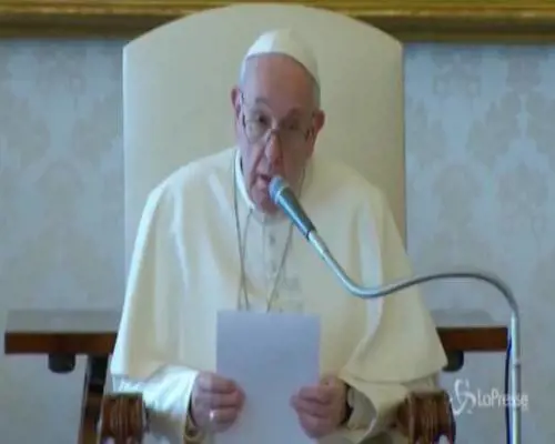 Coronavirus, Papa Francesco: "Grazie ai medici e agli infermieri"