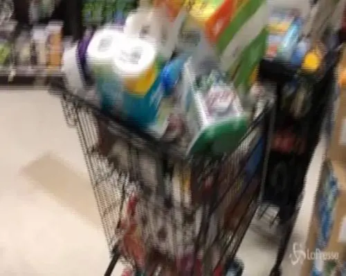 Coronavirus, supermercati svuotati a Los Angeles
