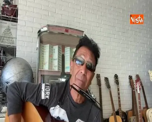 ‘Bravi ragazzi’, la canzone del 1974 di Bennato riproposta per il coronavirus