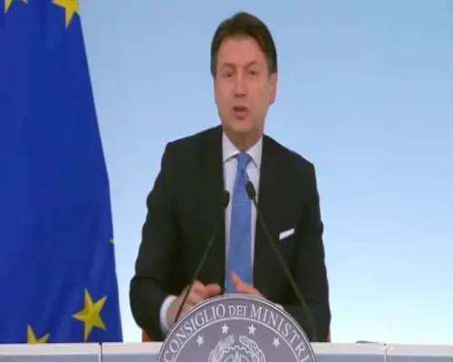 Coronavirus, governo: "Evitare anche visite a famiglie"