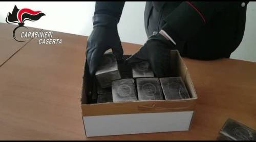 Il sequestro di droga da parte dei carabinieri effettuato a Caserta