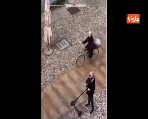  Coronavirus, il flashmob di Morgan in monopattino, canta ‘Le brutte intenzioni, la maleducazione’ 