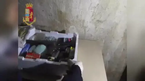 In casa del pregiudicato la polizia sequestra armi ed esplosivo