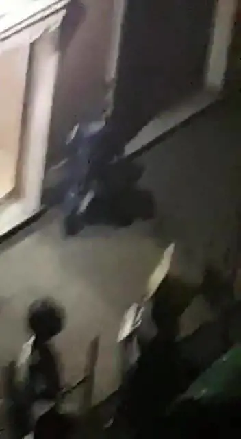 Nigeriano devasta vetrata di una pizzeria e sputa contro titolare che gli nega la pizza al tavolo