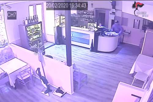 Il ladro ruba nel ristorante ignaro di essere filmato dalla telecamera