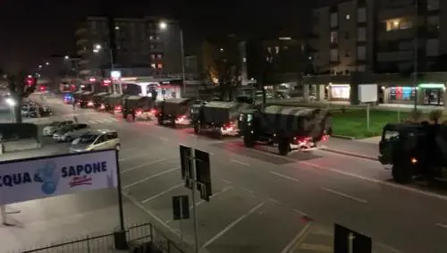 L'esercito porta via i feretri. La colonna dei mezzi nelle strade di Bergamo